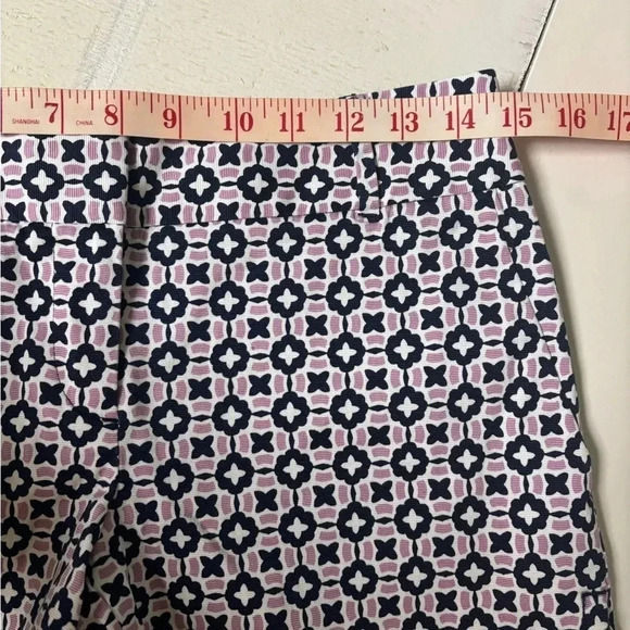 Ann Taylor LOFT Cotton Floral Tile Riviera Shorts with 4" Inseam Size 0 - Picture 4 of 7